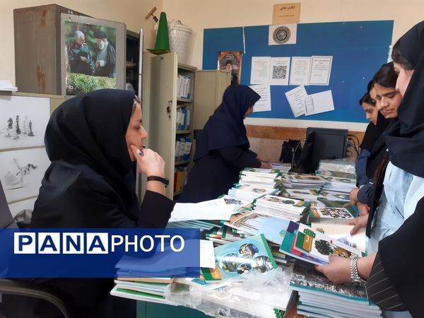 آغاز توزیع کتاب‌های درسی در مدرسه خدیجه کبری زاغه