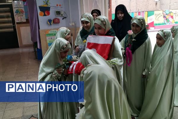 پرچم متبرک امام حسین(ع) میهمان دانش‌آموزان مدرسه زنده‌یاد قمصری