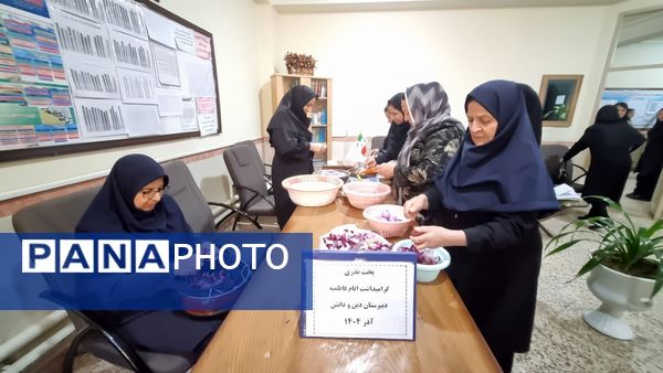 پخت نذری گرامیداشت ایام فاطمیه در دبیرستان دین و دانش مرند