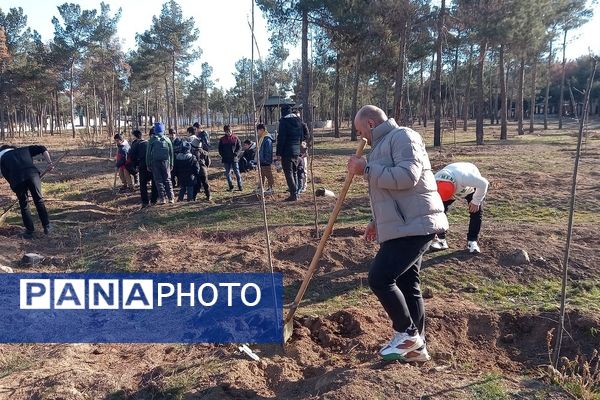 کاشت ۱۰۰۰ نهال به یاد شهدای مقاومت و شهدای مدافع حرم در بوستان جنگلی سرخه حصار