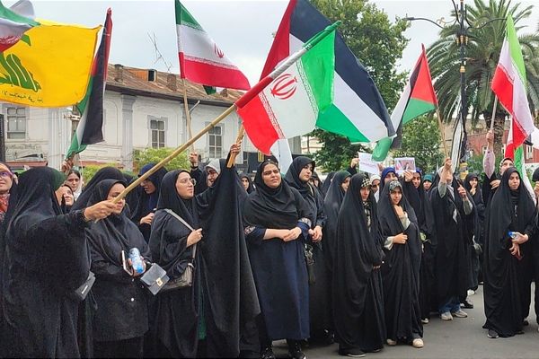 تجمع دانشجویان در اعتراض به حملات آمریکا و اسرائیل در قائمشهر 