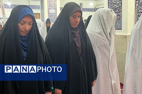 برپایی نماز جماعت همراه با بزرگداشت و تجلیل از مقام‌آوران دانش‌آموزی مدرسه نمونه دولتی ارشاد