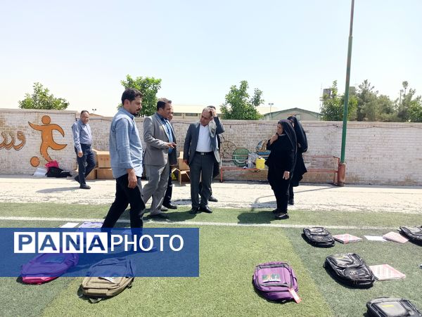توزیع ٥٠٠ بسته کیف و لوازم التحریر میان دانش‌آموزان نیازمند در آموزش و پرورش ناحیه 3 شیراز
