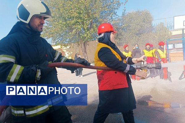 مانور پدافند غیرعامل در دبیرستان  سوده شهرستان ورامین 