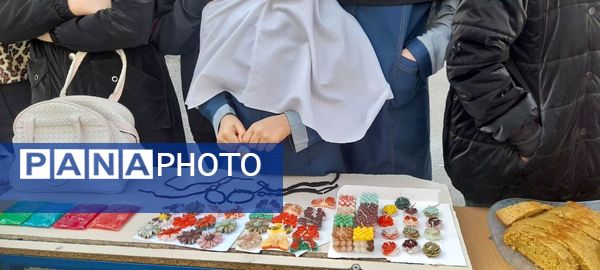 بازارچه دانش‌آموزی به‌مناسبت دهه فجر در مدرسه ربابه هاشمیان یزدی