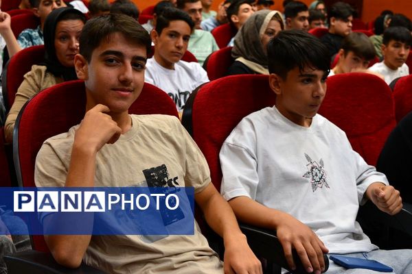 تجلیل از پسران ممتاز دبیرستان امام رضا در بهارستان‌دو