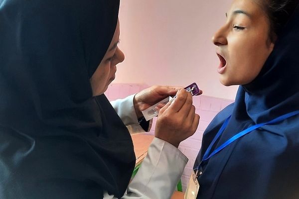 اجرای طرح وارنیش فلوراید در دبستان پنجم مهر