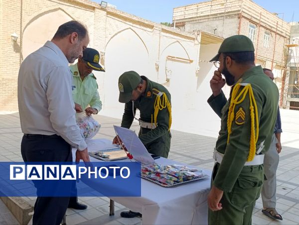 برپایی میز خدمات در مصلی نماز جمعه توسط نیروی انتظامی شهرستان خلیل اباد 