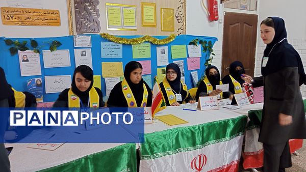 دانش آموزان دبیرستان صدیقه یک نمایندگان خود را برگزیدند 