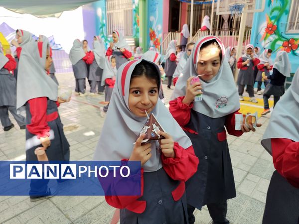 نواختن زنگ شیر در دبستان سارا شهرستان ملارد به‌مناسبت روز جهانی پوکی استخوان