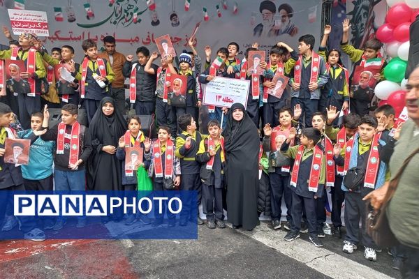 حضور مدیر آموزش و پرورش منطقه ۱۳ در راهپیمایی روز دانش‌آموز 