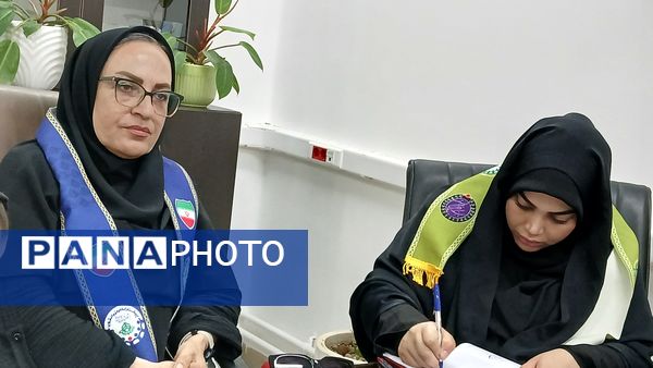 دیدار رئیس سازمان دانش‌آموزی و دانش‌آموزان پیشتاز و خبرنگاران پانا با رئیس سازمان تأمین اجتماعی محمودآباد 