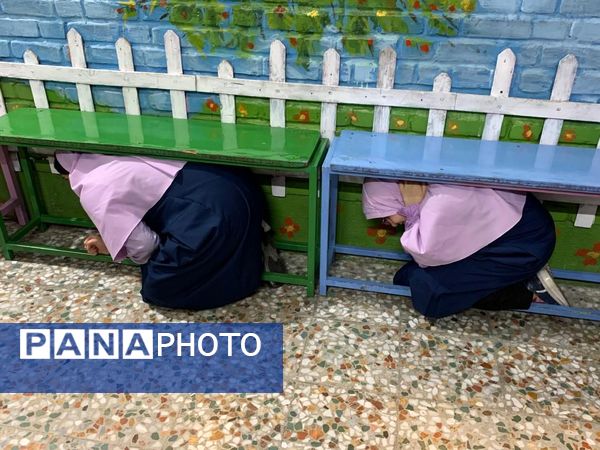 برگزاری مانور زلزله در دبستان فرهنگ منطقه ۱۳