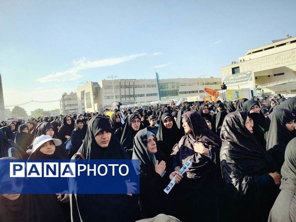 راهپیمایی خانوادگی گرامیداشت روز عفاف و حجاب در میدان شهدا مشهد 