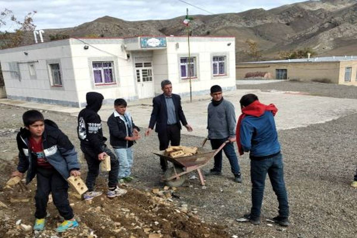 دانشآموزان و اهالی روستای قیه باشی در شهرستان کلیبر، آستینها را برای ساخت مدرسه بالا زدند
