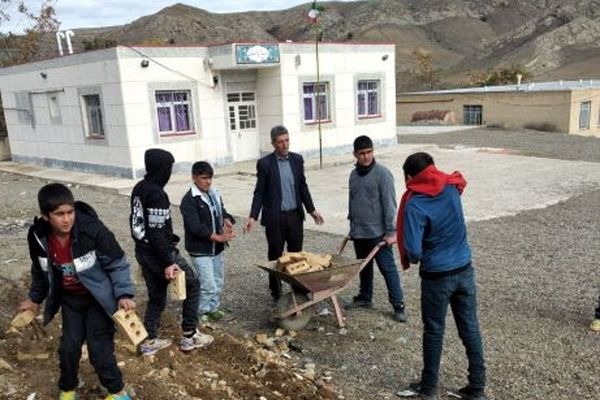 دانش‌آموزان و اهالی روستای قیه باشی در شهرستان کلیبر، آستین‌ها را برای ساخت مدرسه بالا زدند