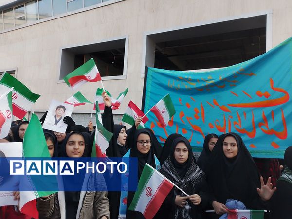 حضور پر شور دانش آموزان  در راهپیمایی ۱۳ آبان 