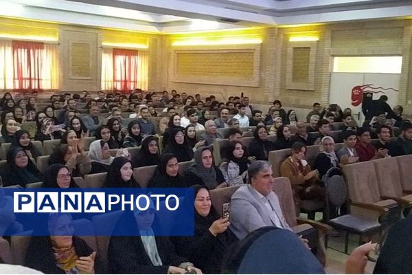 آئین تجلیل از ۱۶۵ دانش آموز برتر در کنکور سراسری در شهرستان اسلامشهر