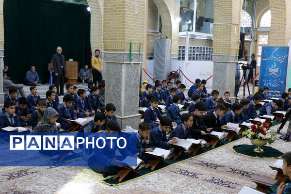 محفل دانش‌آموزی انس با قرآن در آستان مقدس چهل اختران قم