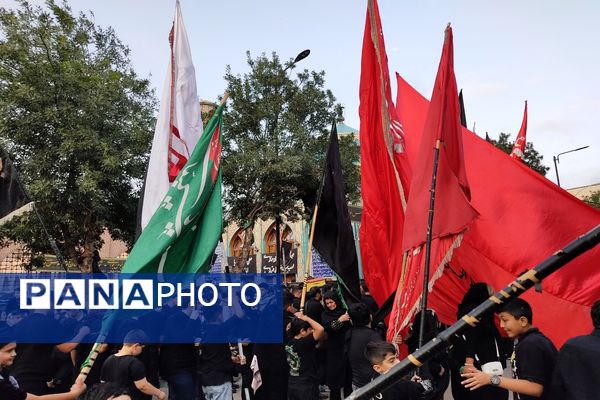 اقامه نماز ظهر عاشورا و آیین تعزیه‌خوانی در اردبیل 