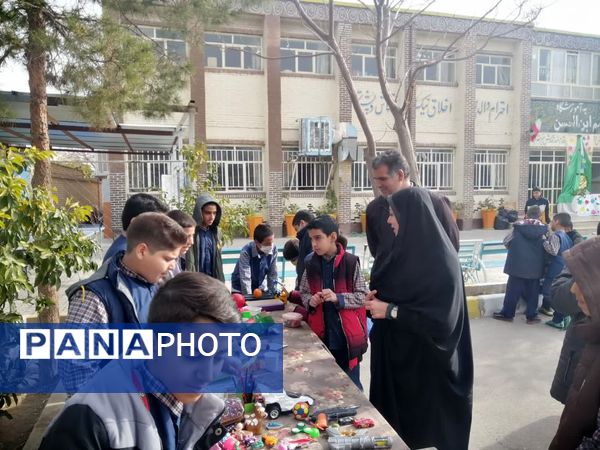  نمایشگاه دست‌سازه‌های دانش‌آموزی در دبستان حضرت قاسم بن‌الحسن‌(ع) ناحیه یک