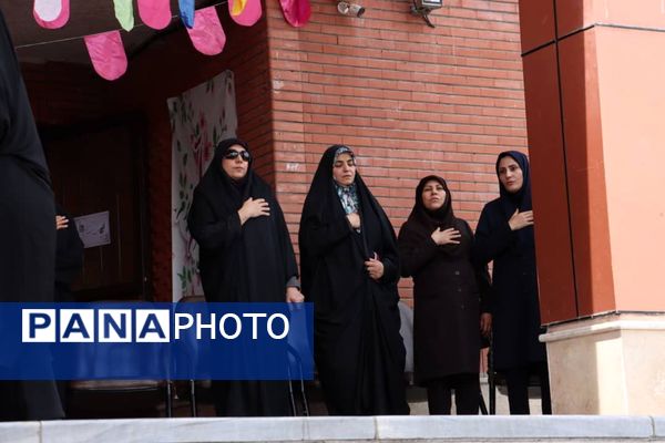پرچم گردانی آستان قدس رضوی در مدارس منطقه پردیس به مناسبت دهه کرامت