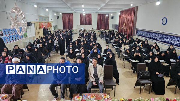 آیین گرامیداشت روز دانش‌آموز با حضور مسئولان منطقه ۱۳ در دبیرستان طلیعه شاهد