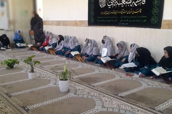 محفل انس با قرآن کریم در آموزشگاه زهرا عبدالهیان ارغا 