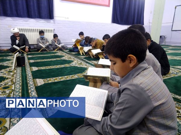 محفل انس با قرآن کریم در دبستان فضیلت کاشمر 