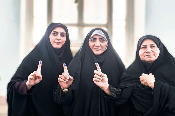 اقشار مختلف مردم بندرخمیر برای ایران قوی به پای صندوق‌های رأی آمدند