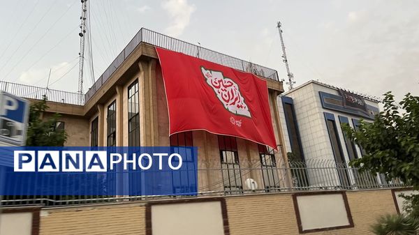 نوجوانان تهرانی هم‌نوا با اسرای کربلا به سوگ امام حسین (ع) نشستند