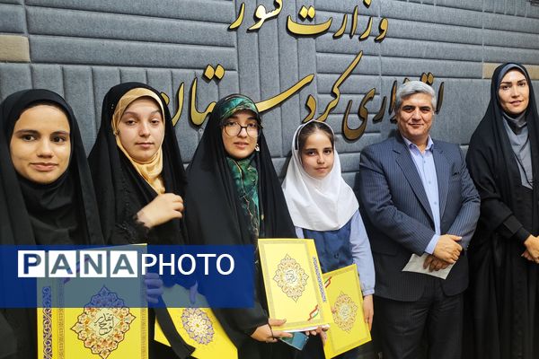 دیدار صمیمی استاندار کردستان با جمعی از دختران نخبه استان