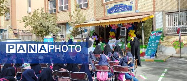 جشن شکوفه ها در دبستان شهید رضا نایب ناحیه۴ مشهد