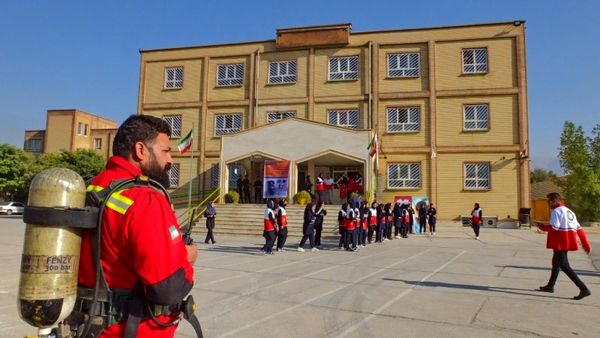 مانور سراسری زلزله در دبیرستان دخترانه نیایش گچساران 