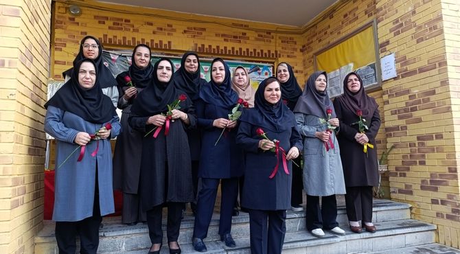 آیین نواختن زنگ مهر  در دبیرستان شاهد قدسیان 