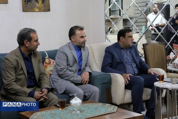 دیدار معاون پرورشی و فرهنگی وزیر آموزش و پرورش با خانواده معلم شهید عبدالله برزگر 