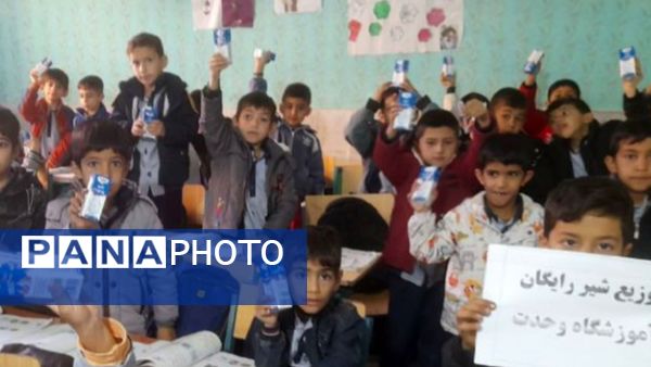 توزیع شیر رایگان در مدارس کوهنانی به منظور ارتقاء سلامت دانش‌آموزان