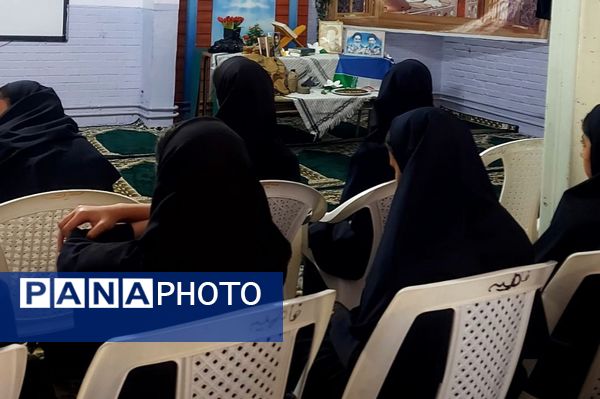 کلاس آمادگی و دفاعی با رنگ و بوی شهدا در دبیرستان فاطمیه