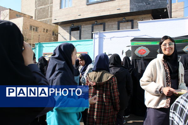 توزیع آش نذری ایام فاطمیه در دبیرستان سردار شهید قاسم سلیمانی