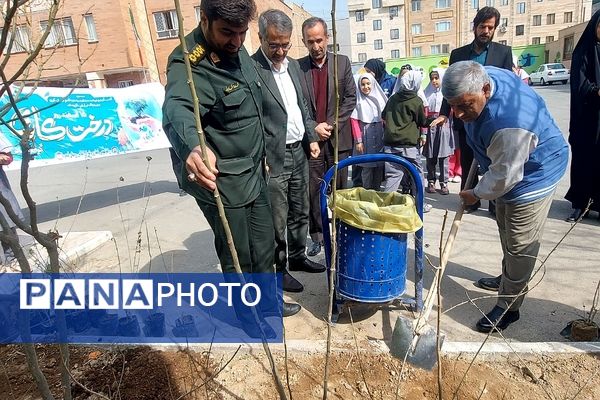 گرامیداشت روز درختکاری در دبستان حکیم نظامی کهریزک 