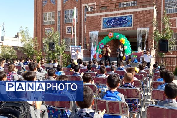 برگزاری جشن شکوفه ها در دبستان حاج تقی احدیان ناحیه ۶ مشهد