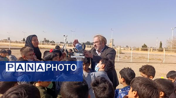 بازدید دانش‌آموزان پایه دوم دبستان حضرت جوادالائمه(ع) از مرکز هواشناسی یزد