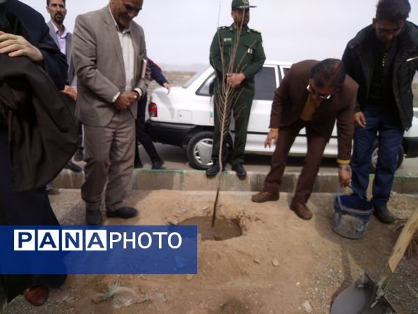 مراسم درخت کاری در مدرسه پویندگان فرهنگ شهرستان خلیل آباد 