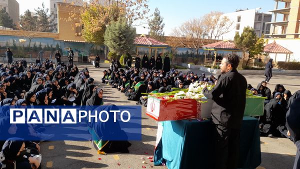 حال‌وهوای معنوی دانش‌آموزان در استقبال از پیکر شهید ۲۳ ساله در مدرسه شهید عصمت ناحیه 3 کرج 