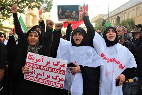 حماسه حضور نوجوانان کفن‌پوش قمی در راهپیمایی «عهد خون»