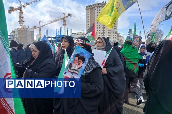 حضور پرشور مردم مشهدی در راهپیمایی ۲۲ بهمن 