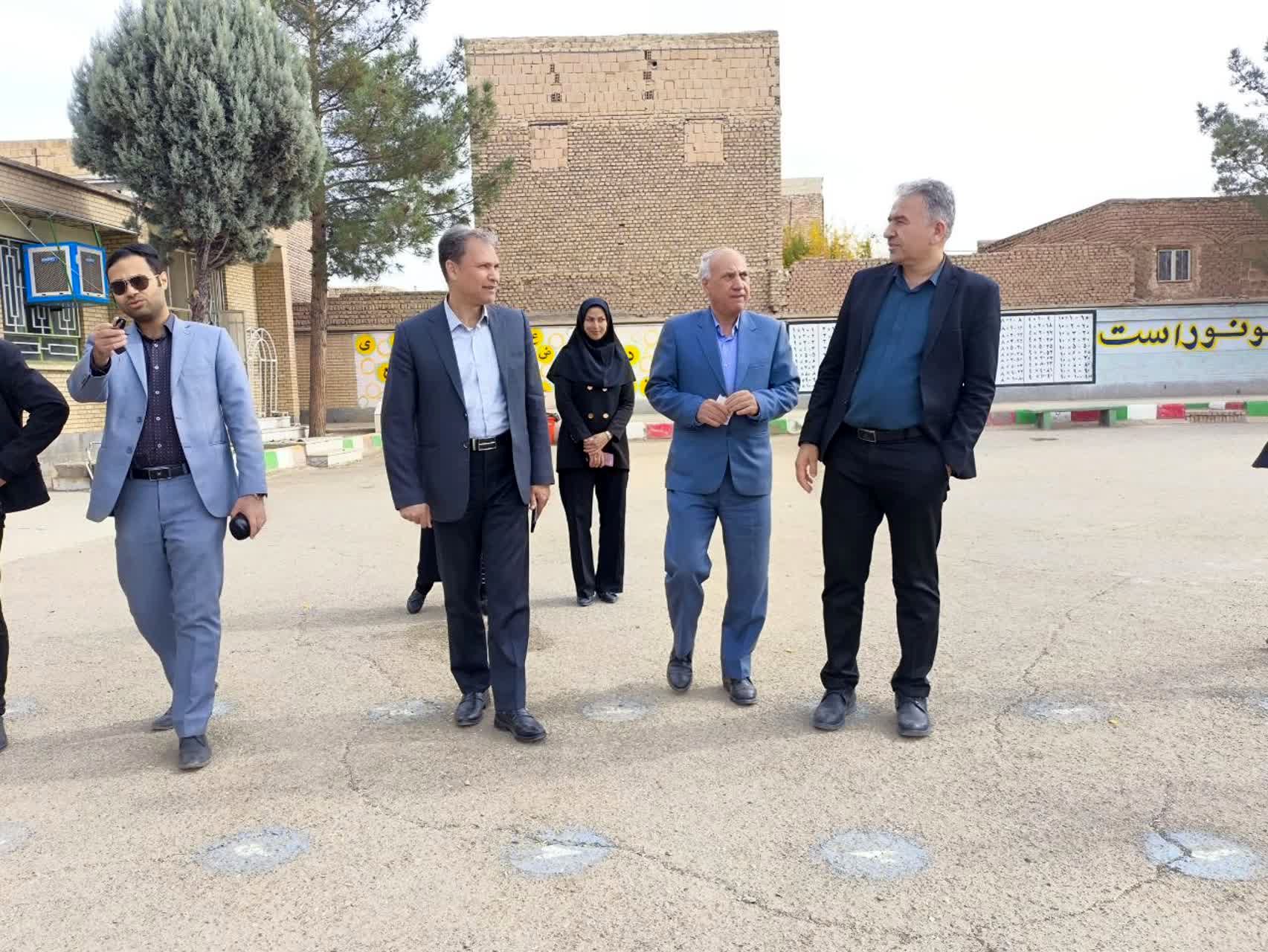 بازدید معاون پرورشی و کارشناس فرهنگی اداره آموزش پرورش  کاشمر از دبستان شهید پسندیده فدافن