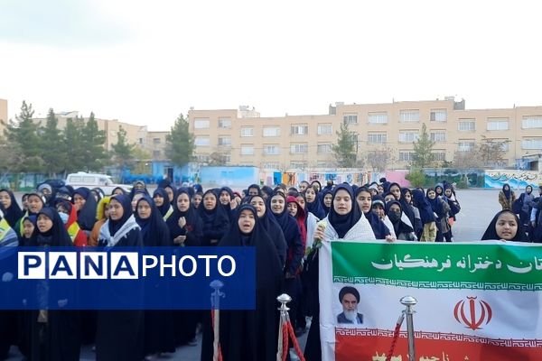 وداع دانش‌آموزان دبیرستان فرهنگیان ناحیه ۷ با شهید گمنام 