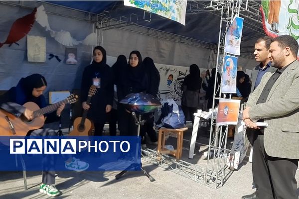 اولین نمایشگاه ماها در دبیرستان فرزانگان ۲ دوره دوم ناحیه ۷ مشهد