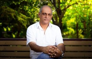 نادر فلاح با نمایش «رقص پا» همراه شد